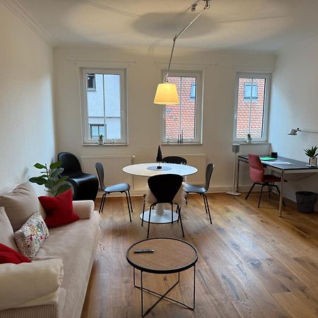Stylisches Apartment Mit Grossem Tageslichbad Am Marktplatz Leonberg Exteriör bild