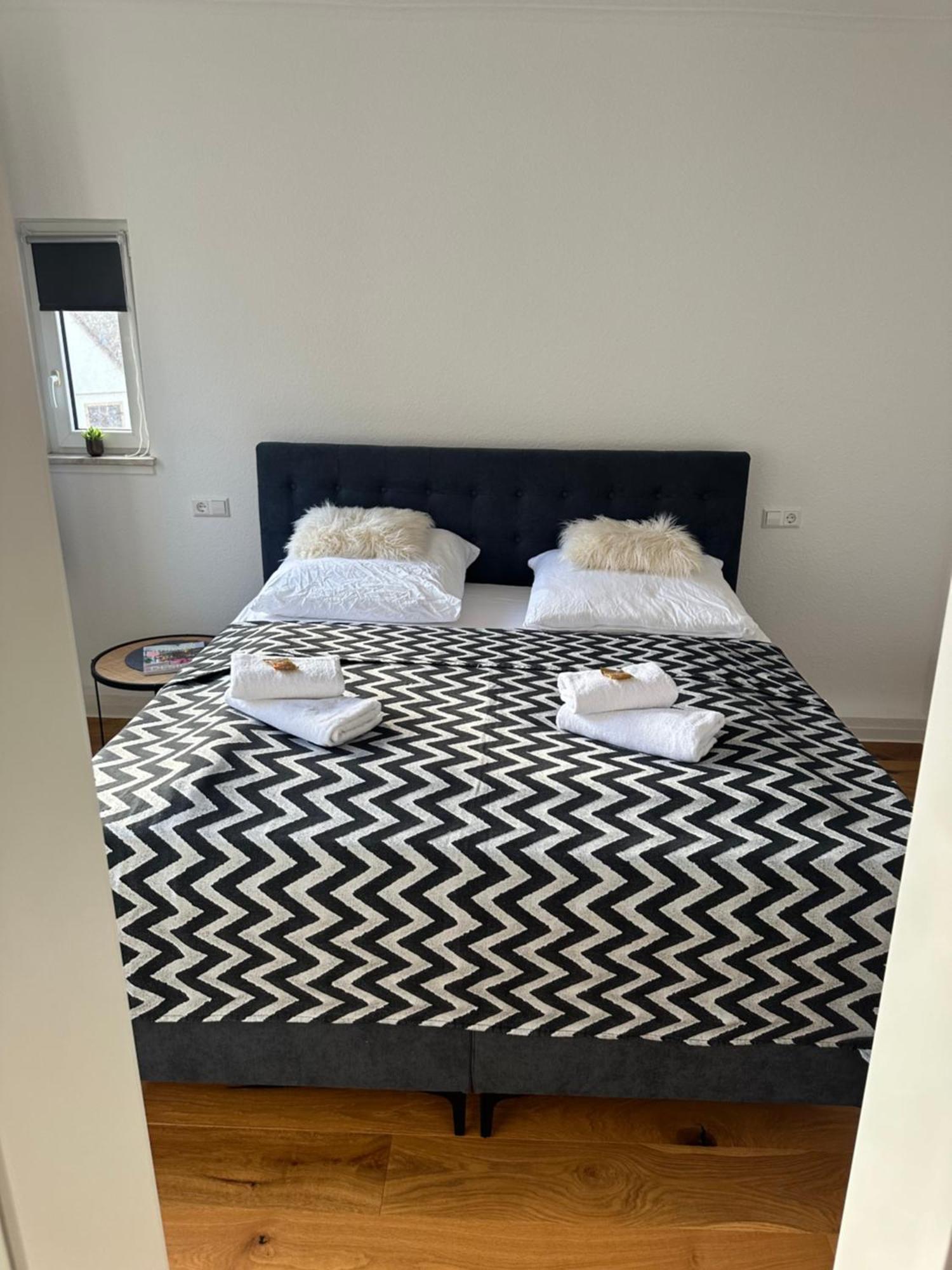 Stylisches Apartment Mit Grossem Tageslichbad Am Marktplatz Leonberg Exteriör bild